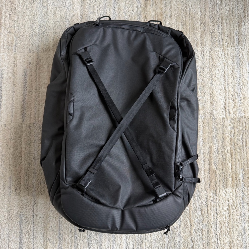 Peak Design Travel Backpack 45L in Black